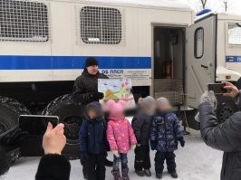 Это автомобиль для перевозки личного состава.

===

А прочные решетки на окнах зачем? Чтобы личный состав не свалил из кабины?!?