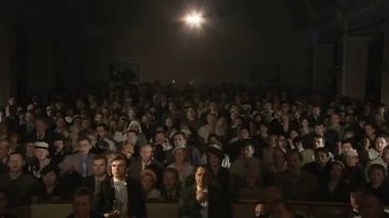 Мужчина ударил зрителя, закинувшего ноги на кресло в зале кинотеатра