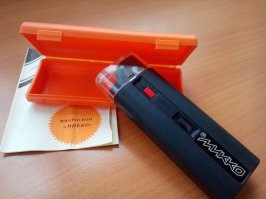 Да вот такой у меня был - "Микко". Контактный микроскоп (нужно было вплотную прикладывать к объекту). Крутилка на корпусе для фокусировки, выключатель - для подсветки, внутри батарейки.  Увеличение х30, штриховая сетка нанесена для примерного понимания размера объекта, цена деления - 0,1мм. Ну на неделю хватило баловства, забросил, интереса не вызвал.