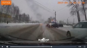 Для "самого умного" - двойной сплошной в этом месте быть не может, там просто накатанный след. Двойная сплошная должна быть левее по экраны, т.к. 2 полосы в попутном для рега направлении и одна во встречном. Смотрите на знаки (один после выезда), второй - в продолжение - сразу после места ДТП