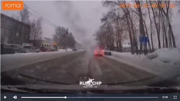 Для "самого умного" - двойной сплошной в этом месте быть не может, там просто накатанный след. Двойная сплошная должна быть левее по экраны, т.к. 2 полосы в попутном для рега направлении и одна во встречном. Смотрите на знаки (один после выезда), второй - в продолжение - сразу после места ДТП