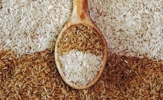 Так вот ты откуда вьетнамский коричневый рис?
Бурый рис имеет цвет от светло-коричневого до молочного шоколада. Имеет чуть ореховый запах и привкус.