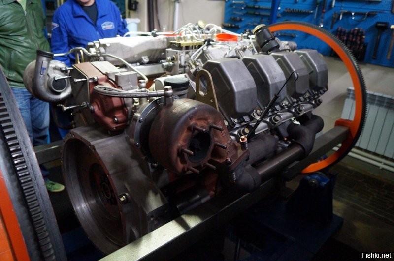 До 2013 года использовали  двигатель V8 ТМЗ-7Э846.10 (Тутаевского моторного завода), рабочим объёмом 18,5 литров, мощностью 850 л.с. и с крутящим моментом 2700 Нм,. На нём собственно и большинство побед. 
В 2013 году изменили регламент ограничив объём  18 литрами  под которые данный двигатель и попал.  Поэтому его заменили на Liebherr D9508 V8.  Который камазу пришлось дорабатывать. 
И камаз  проиграл
В 2016 снова ограничили теперь уже 13 литрами.