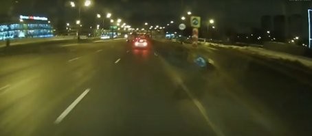 Ты видишь где-то в правом ряду машину?