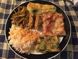 Один ньюанс - все эти компоненты, включая рис, с конкретным количеством перца. Я помню попали в отель, 5 звезд, все дела, пришли на ужин, и... ничего есть невозможно. Все с перцем. Хорошо была возможность ходить в столовую другого отеля, там разрешалось, там что-то выбрали. Но рис с перцем это п..ц.