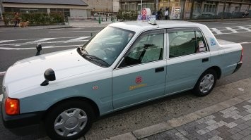 А в салоне всегда накидки со всякими "рюшами"