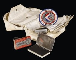 Я не знаю, какая была штемпельная мастика. Про спиртовую я для примера сказал.
Возможно, там была масляная мастика, а масло в ваккууме кипит при 100-150 Цельсия. 
Возможно, водно-глицериновая, глицерин кипит в ваккууме при 180 градусах Цельсия.

Быстро ли высохла краска судите сами, вот тот самый конверт.
На втором фото - дубликаты штемпеля и коробки с мастикой: