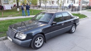 Мой Мерс 1994 года, Е-200, бензин. Езжу на нём уже 18 лет и менять не собираюсь. Это классика, порода и надёжность. Пробег всего 260.000.