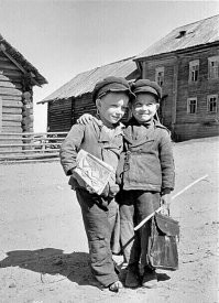 27. Дружбаны - класное фото!! Такая мимика!! 
Думаю Север России = дома, крыши. Один пацан босиком.