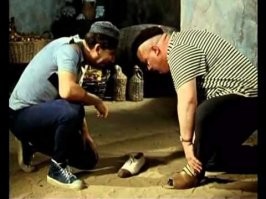 Почему-то фото в градациях серого.. Зачем цвет убрали? Непохоже на природное образование: слишком чёткие и плавные грани, плоскости и симметричность. Вопрос только в том, для чего убран цвет?