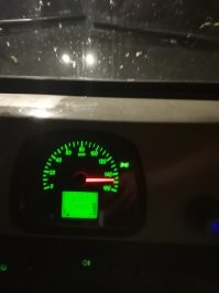 Спидометр ужасно расположен. Кому это только в голову пришло?