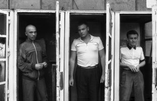 крайне сомнительно, что это 82 год, тогда коротко не стриглись, тем более налысо, спортивных костюмчиков тоже не помню, тогда советские олимпийки еще таскали, брючных ремней, как у среднего тоже не припоминаю в то время