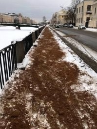 Фонтанка... вон справа памятник человеку-невидимке. Это как раз то место, где "Вереницей студенты шатаются..."