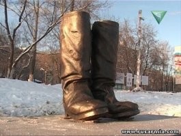 Памятник кирзовым сапогам в Перми, можно примерить