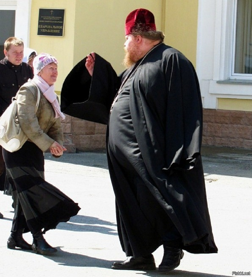 Священник православной церкви в рясе