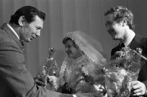 А поздравляет молодоженов многократный чемпион олимпийских игр, мира и Европы Александр Васильевич Медведь.
В Минске есть Дворец борьбы имени Александра Медведя.  Александра Васильевича у нас знают, здороваются когда видят. Он отвечает. По-настоящему сильные люди чужды чванства и понтов.