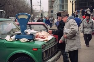 Мужик удачное место выбрал для торговли: прям напротив Старого цирка на Цветном