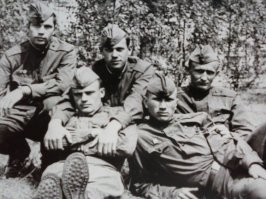 Если в сапогах бегал кроссы и крутился на перекладине, то в кроссовках можно и на разряд сдавать.
Наше отделение на физподготовке.