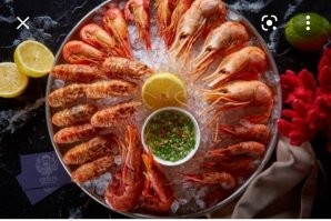 В ресторанах креветки подают на льду
"просто в холодном виде их вкус раскрывается максимально ярко, и лёд призван усилить этот эффект. Имейте ввиду, что на льду подают только качественные свежие креветки. Холод придаёт креветкам свежести, а если креветки приготовлены с острыми приправами и соусами   то лёд помогает сгладить острый эффект, помогая нежному вкусу морепродукта не уйти на второй план."