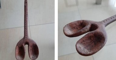 Вообще то это чтобы в бане яйца о горячий полок не обжигать ))))