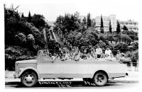 ПАЗик возил туристов? А туристы знали, что их возили на ПАЗике?

ПАЗ-672 были предназначены для районных и пригородных маршрутов с малым пассажиропотоком, и несколько модификаций не имели остекления в скате крыши. Да и не только ПАЗ имел подобное остекление.



ПАЗ-672А экскурсионный


				
Работа над проектом прогулочно-экскурсионного автобуса для курортных районов страны началась в четвертом квартале 1966 года параллельно с другими модификациями готовившегося к серии автобуса ПАЗ-672.
Ранее автобусы типа «Рица» с открытым верхом 





приспосабливали для обслуживания туристов в Крыму и на Кавказе – автобусные экскурсии по живописным местам были очень популярны. Но специальных машин для этих целей не выпускали. Такие машины полукустарным способом на шасси ГАЗ-51А и позже ГАЗ-53A создавались на ремзаводах. Кроме того, использовали уже готовые автобусы, срезая крышу и верхнюю часть боковин, чтобы обеспечить максимально больший обзор. Так поступали с автобусами ПАЗ-651, ПАЗ-672 и другими.
Спроектированная модель ПАЗ-672А отличалась от базовой отсутствием остекления боковин и задка, наличием раздвижной крыши для наилучшего обзора пассажиров. Кроме обычных рабочих и стояночного тормоза, автобус имел дополнительный аварийный тормоз с механическим приводом на задние тормозные механизмы. Поскольку отопление не требовалось, радиатор разместили по обычной схеме перед двигателем, а освободившееся место оборудовали для гида. Само собой, автобус радиофицировали. Сиденья выполнили индивидуальными, с увеличенными по высоте спинками. Число мест для сидения составляло 28, максимально допустимое число пассажиров ограничивалось 32-мя. Габариты автобуса – 7110 х 2370 х 2700 мм. Остальные характеристики полностью совпадали с аналогичными у базовой модели ПАЗ-672.
Экскурсионный ПАЗ-672А разрабатывали по заданию Госкомитета по туризму. В 1967 году первую машину представили заказчику, получили "добро" на испытания, в марте 1968 года изготовили второй образец. В сентябре, после заводских испытаний, обе машины отправили на межведомственные госиспытания, в район Сочи. В марте 1969 года госиспытания были завершены, и автобус рекомендовали в серию. Однако, экскурсионный ПАЗ-672А так и остался в двух экземплярах, повторив судьбу другого ПАЗ-672А - на арочных шинах.