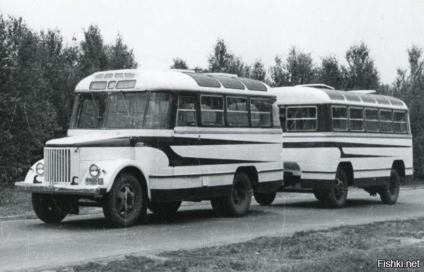 ПАЗик возил туристов? А туристы знали, что их возили на ПАЗике?

ПАЗ-672 были предназначены для районных и пригородных маршрутов с малым пассажиропотоком, и несколько модификаций не имели остекления в скате крыши. Да и не только ПАЗ имел подобное остекление.



ПАЗ-672А экскурсионный


				
Работа над проектом прогулочно-экскурсионного автобуса для курортных районов страны началась в четвертом квартале 1966 года параллельно с другими модификациями готовившегося к серии автобуса ПАЗ-672.
Ранее автобусы типа «Рица» с открытым верхом 





приспосабливали для обслуживания туристов в Крыму и на Кавказе – автобусные экскурсии по живописным местам были очень популярны. Но специальных машин для этих целей не выпускали. Такие машины полукустарным способом на шасси ГАЗ-51А и позже ГАЗ-53A создавались на ремзаводах. Кроме того, использовали уже готовые автобусы, срезая крышу и верхнюю часть боковин, чтобы обеспечить максимально больший обзор. Так поступали с автобусами ПАЗ-651, ПАЗ-672 и другими.
Спроектированная модель ПАЗ-672А отличалась от базовой отсутствием остекления боковин и задка, наличием раздвижной крыши для наилучшего обзора пассажиров. Кроме обычных рабочих и стояночного тормоза, автобус имел дополнительный аварийный тормоз с механическим приводом на задние тормозные механизмы. Поскольку отопление не требовалось, радиатор разместили по обычной схеме перед двигателем, а освободившееся место оборудовали для гида. Само собой, автобус радиофицировали. Сиденья выполнили индивидуальными, с увеличенными по высоте спинками. Число мест для сидения составляло 28, максимально допустимое число пассажиров ограничивалось 32-мя. Габариты автобуса – 7110 х 2370 х 2700 мм. Остальные характеристики полностью совпадали с аналогичными у базовой модели ПАЗ-672.
Экскурсионный ПАЗ-672А разрабатывали по заданию Госкомитета по туризму. В 1967 году первую машину представили заказчику, получили "добро" на испытания, в марте 1968 года изготовили второй образец. В сентябре, после заводских испытаний, обе машины отправили на межведомственные госиспытания, в район Сочи. В марте 1969 года госиспытания были завершены, и автобус рекомендовали в серию. Однако, экскурсионный ПАЗ-672А так и остался в двух экземплярах, повторив судьбу другого ПАЗ-672А - на арочных шинах.