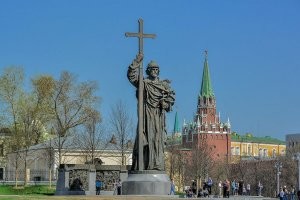 Какае времена, такие и , такие и памятники... Памятник Князю Владимиру, убийце, насильнику и многожёнцу У Кремля. Даже фильм "Викинг" про него слепили...