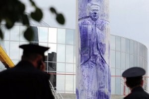 Какие времена, такие и памятники... Памятник Ельцину с благодарностью от народа...