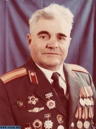 Какие времена, такие и памятники... Самый честный гаишник СССР. Павел Кириллович Гречихин. 
В 2004 г. в Белгороде был установлен памятник сотруднику ГАИ Гречихину. В своем родном городе он проработал на посту боле 35 лет, оберегая покой граждан и сохраняя порядок на дорогах. Уже более 20 лет назад Павел Кириллович ушел из жизни, но жители его родного города помнят «самого честного гаишника» и, проезжая мимо памятника, снижают скорость в дань уважения. Павел Гречихин появился на свет в 1928 г. Когда ему исполнилось 15 лет, он добровольно ушел на фронт и стал «сыном полка». Спустя полгода вернулся в родное село Покровка, выучился на тракториста и остался здесь работать до тех пор, пока его не призвали в армию.     Перед законом все равны, считал Павел Гречихин, и строго следовал этому правилу. Он мог остановить бабушку, которая переходила дорогу с внучкой в неположенном месте, выписать штраф, а потом строго поинтересоваться, понимает ли она, какой пример подает ребенку. После подобных увещеваний взрослые старались не нарушать правила, ведь они – пример для подражания. Принципиальность Гречихина иногда казалась излишней, даже нелепой. Так, однажды он оштрафовал жену за переход дороги в неположенном месте. Она несла ему пирожки на пост, где он стоял, и перебежала дорогу, пока не было машин. Неоднократно выписывал штрафы своему сыну, что было для него очень нежелательно, ведь он на тот момент занимал должность водителя первого секретаря обкома Белгорода. А однажды оштрафовал и привлек к административной ответственности сам себя. Как потом признавался Гречихин, он отвлекся и проехал на красный свет. Он сделал все, как положено - оформил протокол, пробил сам себе талон к правам. Эту историю можно было бы отнести к разряду городских легенд, но в музее управления внутренних дел Белгородской области хранится тот самый пробитый талон, где в графе водитель значится - Гречихин П. К. Удостоверение водителя 213892 серия УД. А ниже -   Должность и фамилия лица выдавшего талон. Старший госавтоинспектор Гречихин П. К.  Как-то раз через Белгород проезжала колонна автобусов, и Гречихин остановил последний из них. Говорят, у Павла Кирилловича было чутье на нарушителей, и в этот раз оно тоже не подвело. «Пазиком» управлял пьяный водитель. Он ругался и уговаривал сотрудника отпустить его, когда получил отказ, то сел в автобус и поехал прямо инспектора. Пришел в себя Гречихин уже в больничной палате. Он очень не хотел волновать свою жену, и просил не сообщать ей об инциденте. Это был не единственный случай, когда инспектор рисковал жизнью. В 1976 г он остановил автомобиль, в котором находился разыскиваемый опасный преступник. Когда попросили предъявить документы, водитель достал оружие и выстрелил. Однако Гречихин все же сумел его задержать. За поимку преступника и ранение Павел Константинович был награжден орденом.