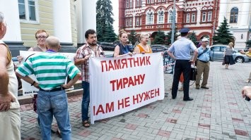 Какие времена, такие и памятники... Памятник Ивану Грозному в Орле.