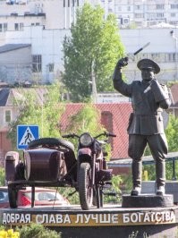 Какие времена, такие и памятники... Самый честный гаишник СССР. Павел Кириллович Гречихин. 
В 2004 г. в Белгороде был установлен памятник сотруднику ГАИ Гречихину. В своем родном городе он проработал на посту боле 35 лет, оберегая покой граждан и сохраняя порядок на дорогах. Уже более 20 лет назад Павел Кириллович ушел из жизни, но жители его родного города помнят «самого честного гаишника» и, проезжая мимо памятника, снижают скорость в дань уважения. Павел Гречихин появился на свет в 1928 г. Когда ему исполнилось 15 лет, он добровольно ушел на фронт и стал «сыном полка». Спустя полгода вернулся в родное село Покровка, выучился на тракториста и остался здесь работать до тех пор, пока его не призвали в армию.     Перед законом все равны, считал Павел Гречихин, и строго следовал этому правилу. Он мог остановить бабушку, которая переходила дорогу с внучкой в неположенном месте, выписать штраф, а потом строго поинтересоваться, понимает ли она, какой пример подает ребенку. После подобных увещеваний взрослые старались не нарушать правила, ведь они – пример для подражания. Принципиальность Гречихина иногда казалась излишней, даже нелепой. Так, однажды он оштрафовал жену за переход дороги в неположенном месте. Она несла ему пирожки на пост, где он стоял, и перебежала дорогу, пока не было машин. Неоднократно выписывал штрафы своему сыну, что было для него очень нежелательно, ведь он на тот момент занимал должность водителя первого секретаря обкома Белгорода. А однажды оштрафовал и привлек к административной ответственности сам себя. Как потом признавался Гречихин, он отвлекся и проехал на красный свет. Он сделал все, как положено - оформил протокол, пробил сам себе талон к правам. Эту историю можно было бы отнести к разряду городских легенд, но в музее управления внутренних дел Белгородской области хранится тот самый пробитый талон, где в графе водитель значится - Гречихин П. К. Удостоверение водителя 213892 серия УД. А ниже -   Должность и фамилия лица выдавшего талон. Старший госавтоинспектор Гречихин П. К.  Как-то раз через Белгород проезжала колонна автобусов, и Гречихин остановил последний из них. Говорят, у Павла Кирилловича было чутье на нарушителей, и в этот раз оно тоже не подвело. «Пазиком» управлял пьяный водитель. Он ругался и уговаривал сотрудника отпустить его, когда получил отказ, то сел в автобус и поехал прямо инспектора. Пришел в себя Гречихин уже в больничной палате. Он очень не хотел волновать свою жену, и просил не сообщать ей об инциденте. Это был не единственный случай, когда инспектор рисковал жизнью. В 1976 г он остановил автомобиль, в котором находился разыскиваемый опасный преступник. Когда попросили предъявить документы, водитель достал оружие и выстрелил. Однако Гречихин все же сумел его задержать. За поимку преступника и ранение Павел Константинович был награжден орденом.