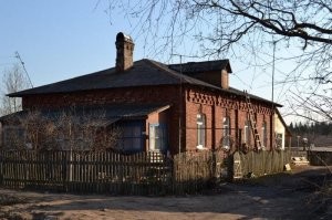 Есть такое понятие "путевая казарма". Это, как правило, дом на две семьи для рабочих службы пути.  Две отдельные квартиры, без коммунальных удобств. На фото типовая путевая казарма Николаевской железной дороги.