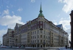 Дома с башенками строили задолго до СССР, из строили тогда, когда даже самолётов и в помине не было. Где то эти башенки были элементами архитектуры, где то выполняли роль пожарной каланчи.