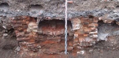 и что, ска, характерно, везде арочные оконные /дверные проёмы ниже, иногда значительно, нулевой отметки. " Люди, ну кто ж так строит! "