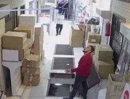 Этому чучелу видимо сказали, чтобы никто сверху не подходил.