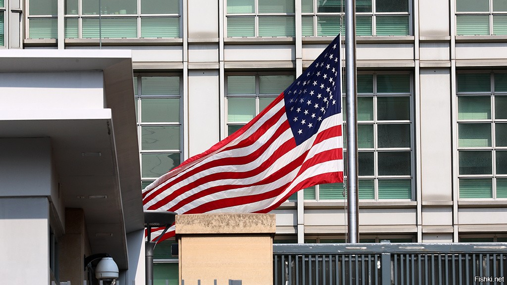 Почему приспущены флаги в великобритании. Приспущенный флаг США. Самое большое посольство США В мире. Посольство США В Сингапуре. Приспущенный флаг России.