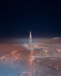 Жаль, я фотошопить не умею.
Тут надо дорисовать дохлого Кинг-Комнга, лежащего на спине, а из груди у него торчит эта хрень.