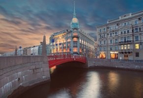 Было и обратное-например вот с эти зданием у Красного моста. В 30-е годы его лишили шпиля, а в 60-е разобрали и купол. Сейчас прежний облик восстановлен.