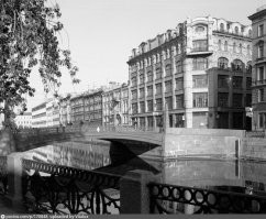 Было и обратное-например вот с эти зданием у Красного моста. В 30-е годы его лишили шпиля, а в 60-е разобрали и купол. Сейчас прежний облик восстановлен.