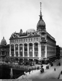 Было и обратное-например вот с эти зданием у Красного моста. В 30-е годы его лишили шпиля, а в 60-е разобрали и купол. Сейчас прежний облик восстановлен.