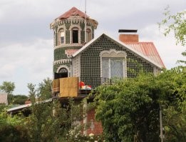 Нет. Принцип как с теми же газоблоками, которые сами по себе довольно хрупкие. Главное "точечные" нагрузки не создавать, чтобы она (нагрузка) распределилась по всей поверхности. Делать армопояса над перекрытиями, под опорами и лагами. 

..а так то жалко, что инициатива загнулась. Бутылки довольно часто используются в строительстве