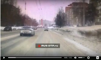 Вот он перебегает первым. На 8-9 секундах. Место старта приблизительно с того же места.