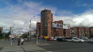 а ещё в 1996 году начали строить первый в Санкт-Петербурге высотный монолитно-железобетонный дом - на углу Лунчарского и Культуры ( Луначарского 76к2 ) ... я тогда учился в стоительном техникуме и у нас весь техникум туда возили "на экскурсии" - знакомиться с новыми строительными технологиями ...