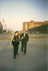 фото 98 года, дом почти достроен ... и я еще не лысый ( в чёрной куртке ) ...