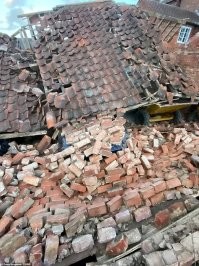 Меня терзают смутные сомнения. Цемент в кладке вообще применяли? Кирпичики, как из магазина.