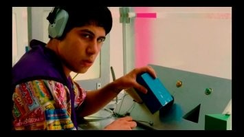 Не хочет он в кубики играть, не понравились ему кубики.