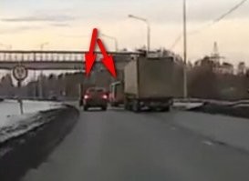 автобус не заезжал со второго ряда, он в первом ряду был. там что*то другое ехало, может газелька. так что, фура просто ждать не хотела, пока автобус в карман заедет.
но это не отменят того факта, что рег удак, да.