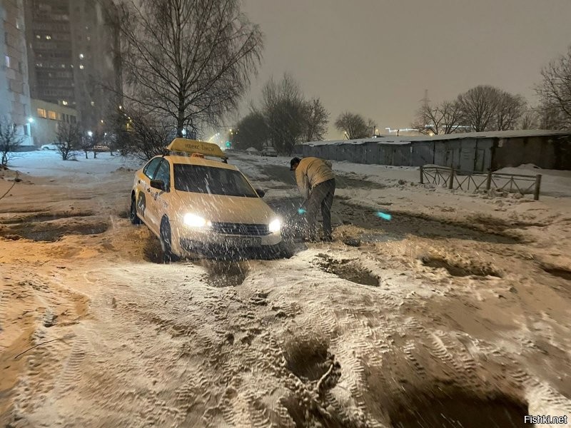 Воронки от "градов" уже в Питере!) достали-таки!