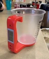 Это мерный стакан и весы 2в1