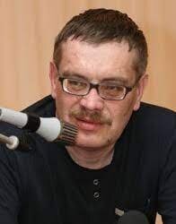 Есть какое-то сходство с писателем Александром Бушковым.